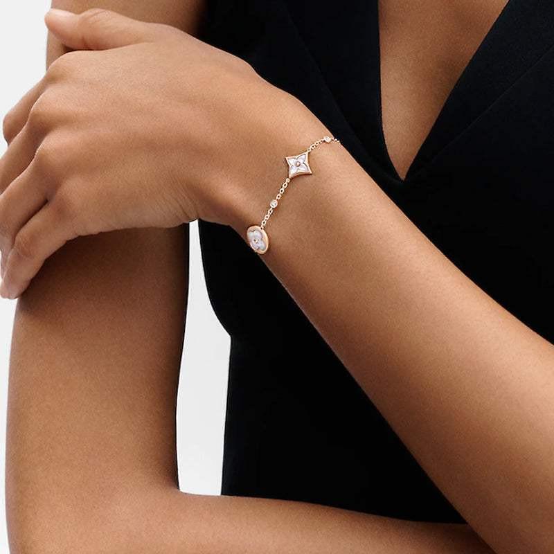 سوار Rose Gold بتصميم Blossom مرصع بالصدف الأبيض.