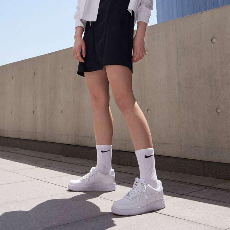 حذاء Nike Air Force 1 Low أبيض بتصميم كلاسيكي مريح.
