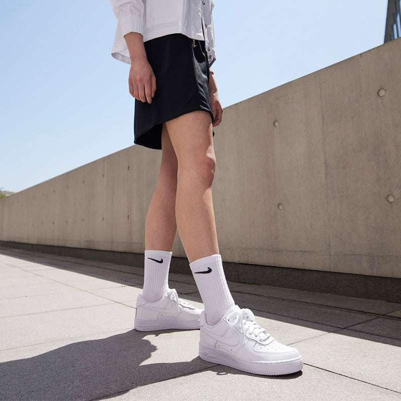 حذاء Nike Air Force 1 Low أبيض بتصميم كلاسيكي مريح.