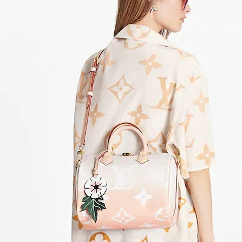حقيبة Louis Vuitton Speedy Bandoulière بتصميم وردي متدرج.
