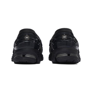 Rear angle display of حذاء نيو بالانس highlighting the structured heel and cushioned midsole design.