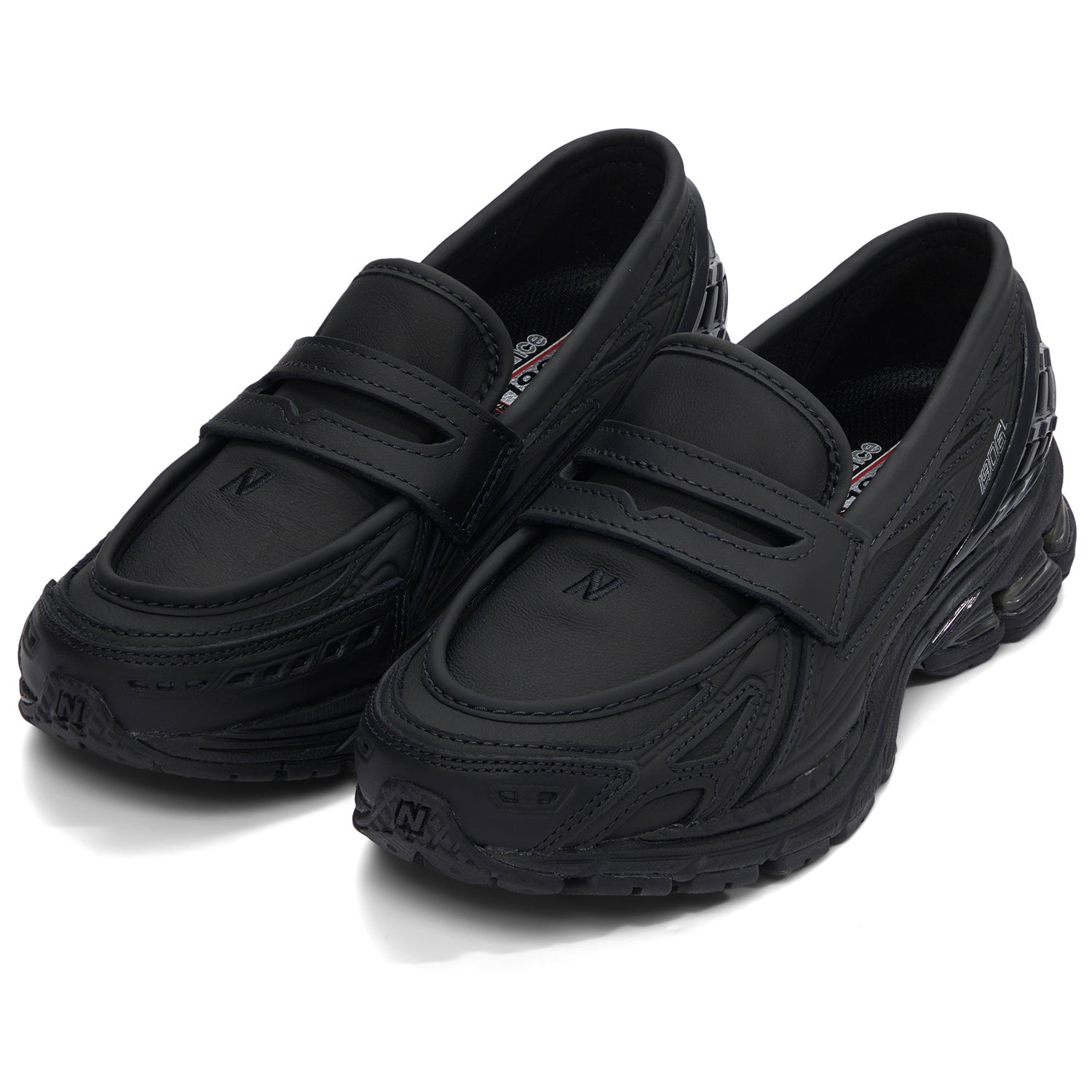 Three-quarter perspective designed for نيو بالانس للنساء والرجال showing the clean shape and everyday wear appeal.