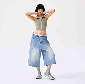 Fashion editorial shot featuring شوز نيو بالانس الأصلي styled with casual denim apparel.