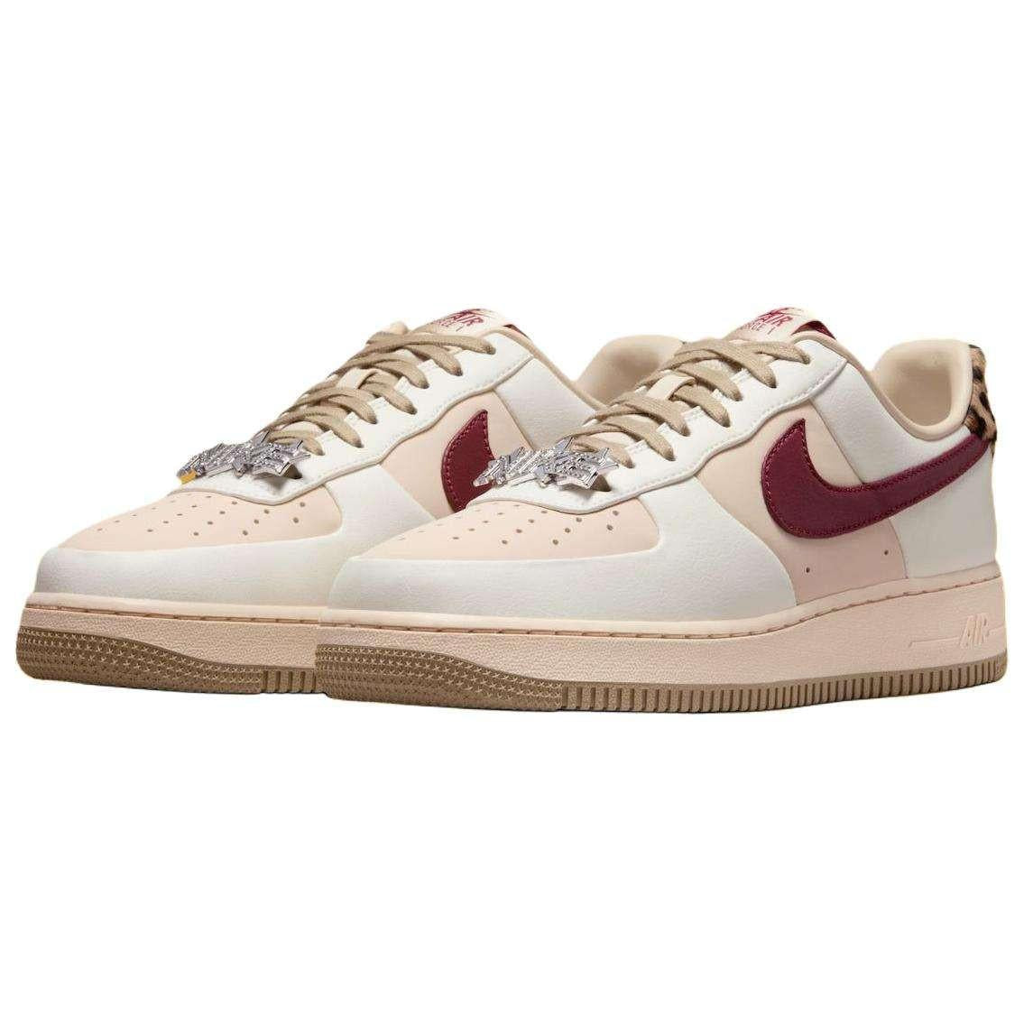 Discover the dynamic perspective of شوز نايك مثل Nike Shoes الفريدة، مع تفاصيل حذاء Air Force 1 بنقشة Leopard وتفاصيل Burgundy وجودة حذاء نايك الأصلي ضمن تشكيلة nike schuhe.