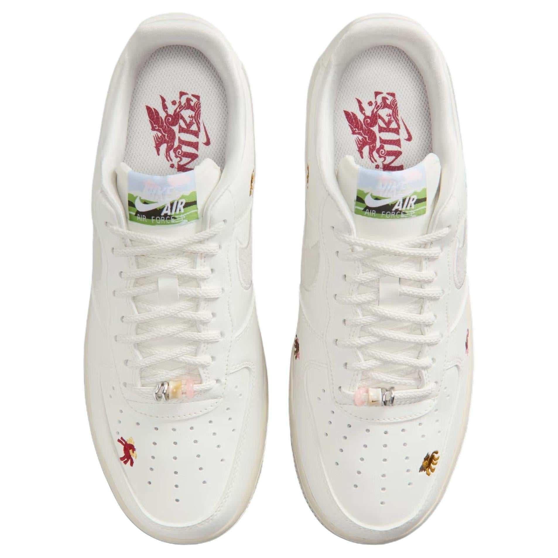 The top view highlights Nike Shoes craftsmanship, showcasing the حذاء نايك الأصلي مع حذاء Air Force 1 Low أبيض بتطريز Pegasus ضمن أفضل موديلات شوز نايك وتصاميم nike schuhe.