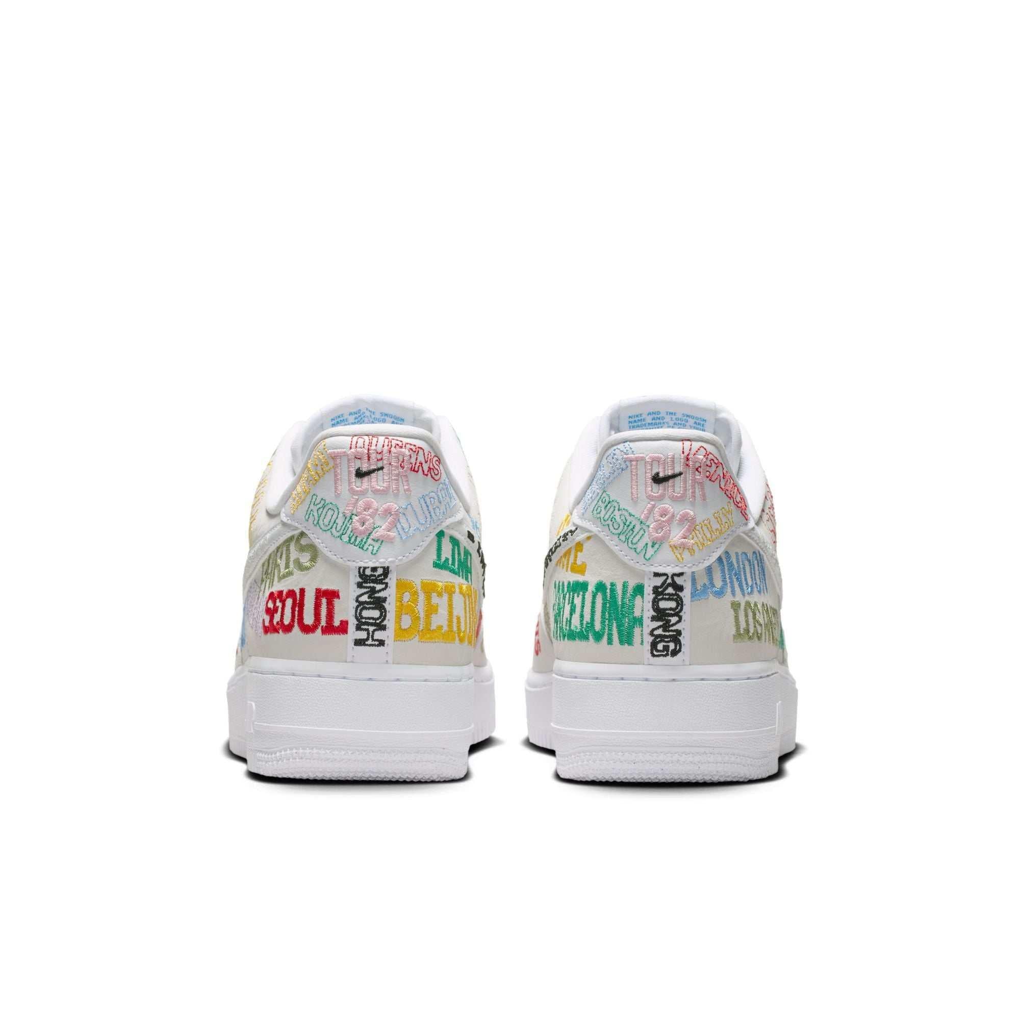 The rear view showcases Nike Shoes details, combining the حذاء نايك الأصلي مع ميزات حذاء Air Force 1 Low أبيض بتطريز مدن العالم وجودة شوز نايك وتشكيلة nike schuhe.