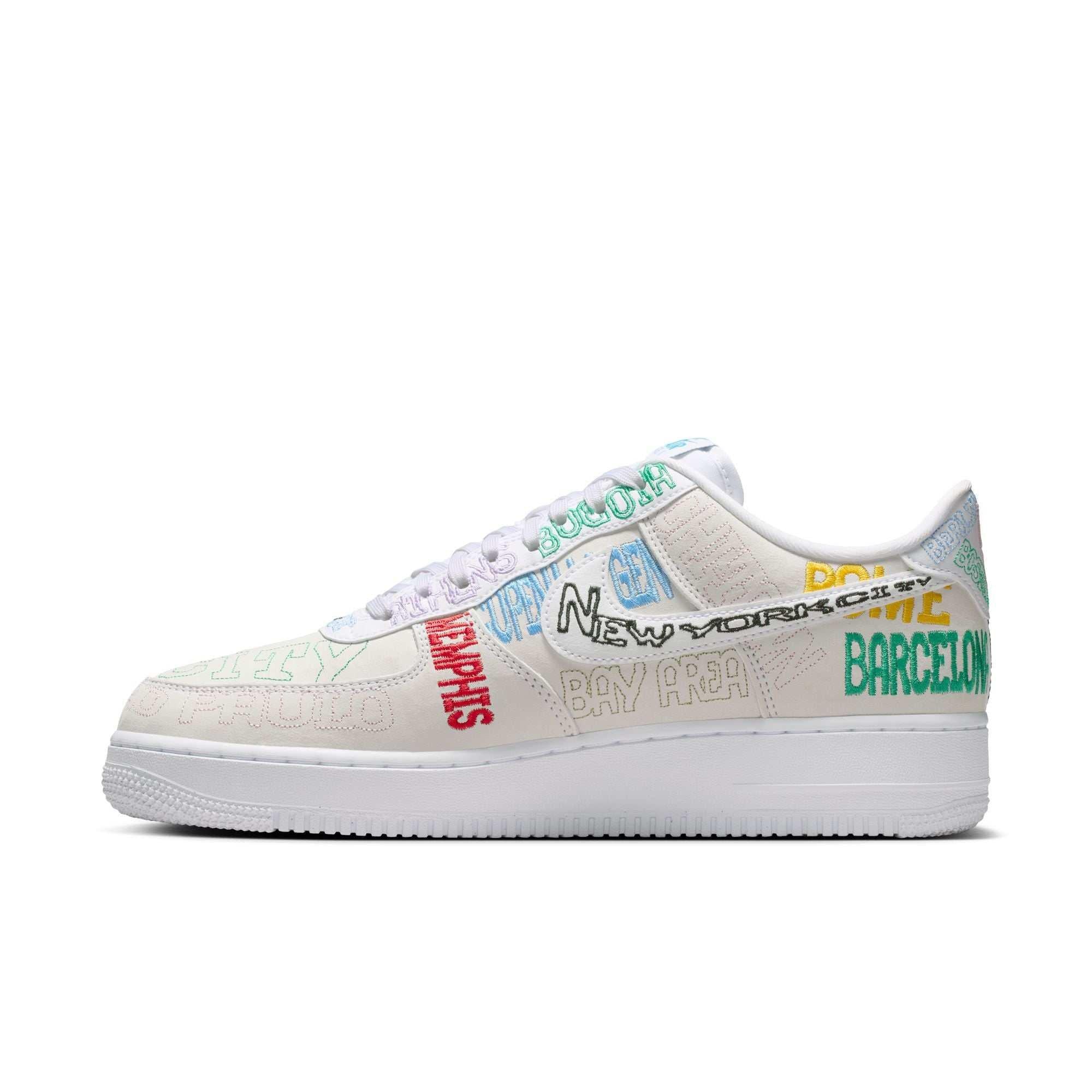 Showcasing the embroidery details, Nike Shoes combine the حذاء نايك الأصلي مع روعة حذاء Air Force 1 Low أبيض بتطريز مدن العالم ومواصفات شوز نايك وتصاميم nike schuhe.