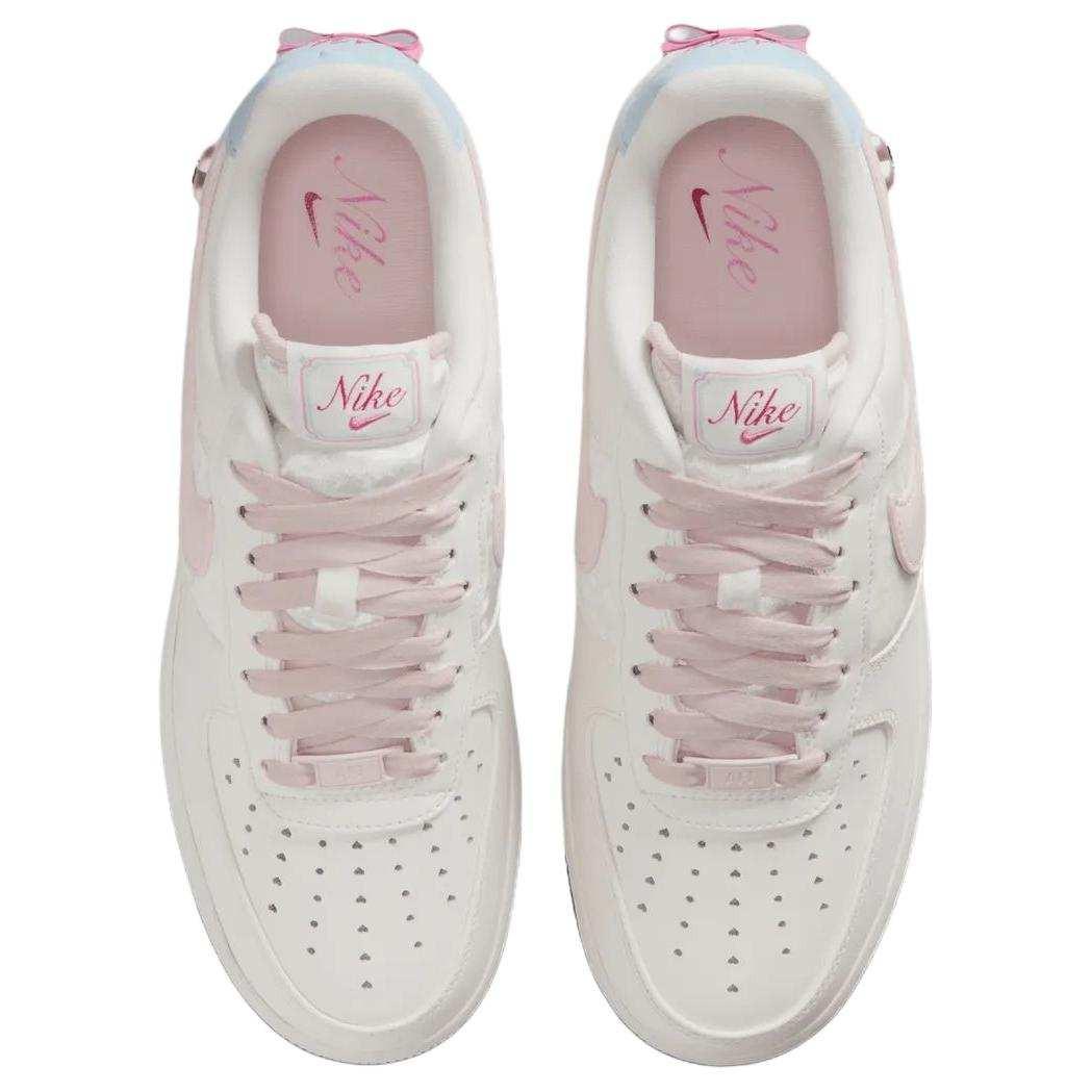 The top view highlights Nike Shoes craftsmanship, showcasing the حذاء نايك الأصلي مع حذاء Air Force 1 أبيض بفيونكة وقلب وردي ضمن أفضل موديلات شوز نايك وتصاميم nike schuhe.