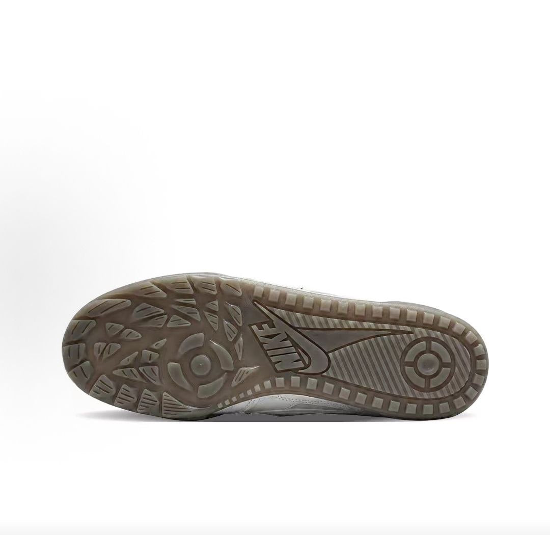 Inspect the durable outsole of Nike Shoes and حذاء نايك الأصلي الذي يضمن راحة شوز نايك، مع ميزات حذاء نايكي كاجوال رمادي | Nike Casual Grey ومواصفات nike schuhe.