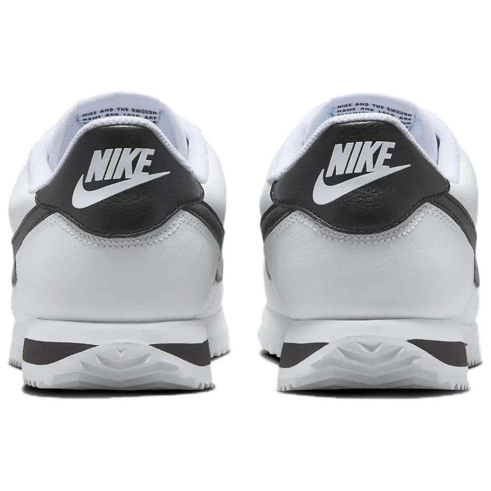 The rear view showcases Nike Shoes details, combining the حذاء نايك الأصلي مع ميزات حذاء Cortez كلاسيكي باللونين الأبيض والأسود وجودة شوز نايك وتشكيلة nike schuhe.