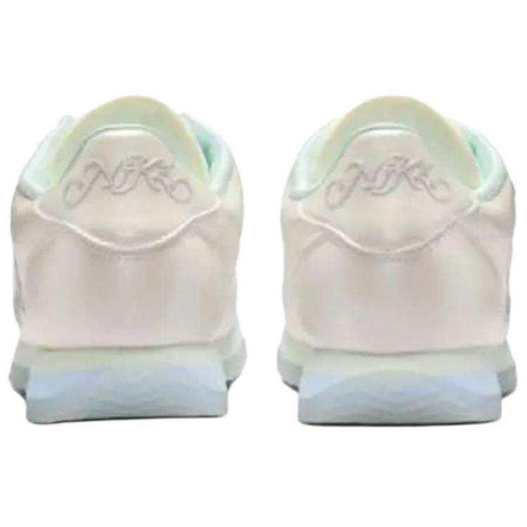 The rear view showcases Nike Shoes details, combining the حذاء نايك الأصلي مع ميزات حذاء Cortez أبيض لؤلؤي بتصميم نجوم وجودة شوز نايك وتشكيلة nike schuhe.