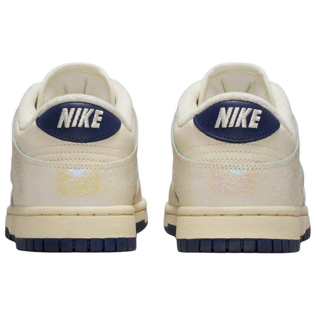 The rear view showcases Nike Shoes details, combining the حذاء نايك الأصلي مع ميزات حذاء Dunk Low بتفاصيل عاكسة للضوء لون كريمي وجودة شوز نايك وتشكيلة nike schuhe.