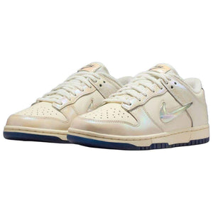 Discover the dynamic perspective of شوز نايك مثل Nike Shoes الفريدة، مع تفاصيل حذاء Dunk Low بتفاصيل عاكسة للضوء لون كريمي وجودة حذاء نايك الأصلي ضمن تشكيلة nike schuhe.