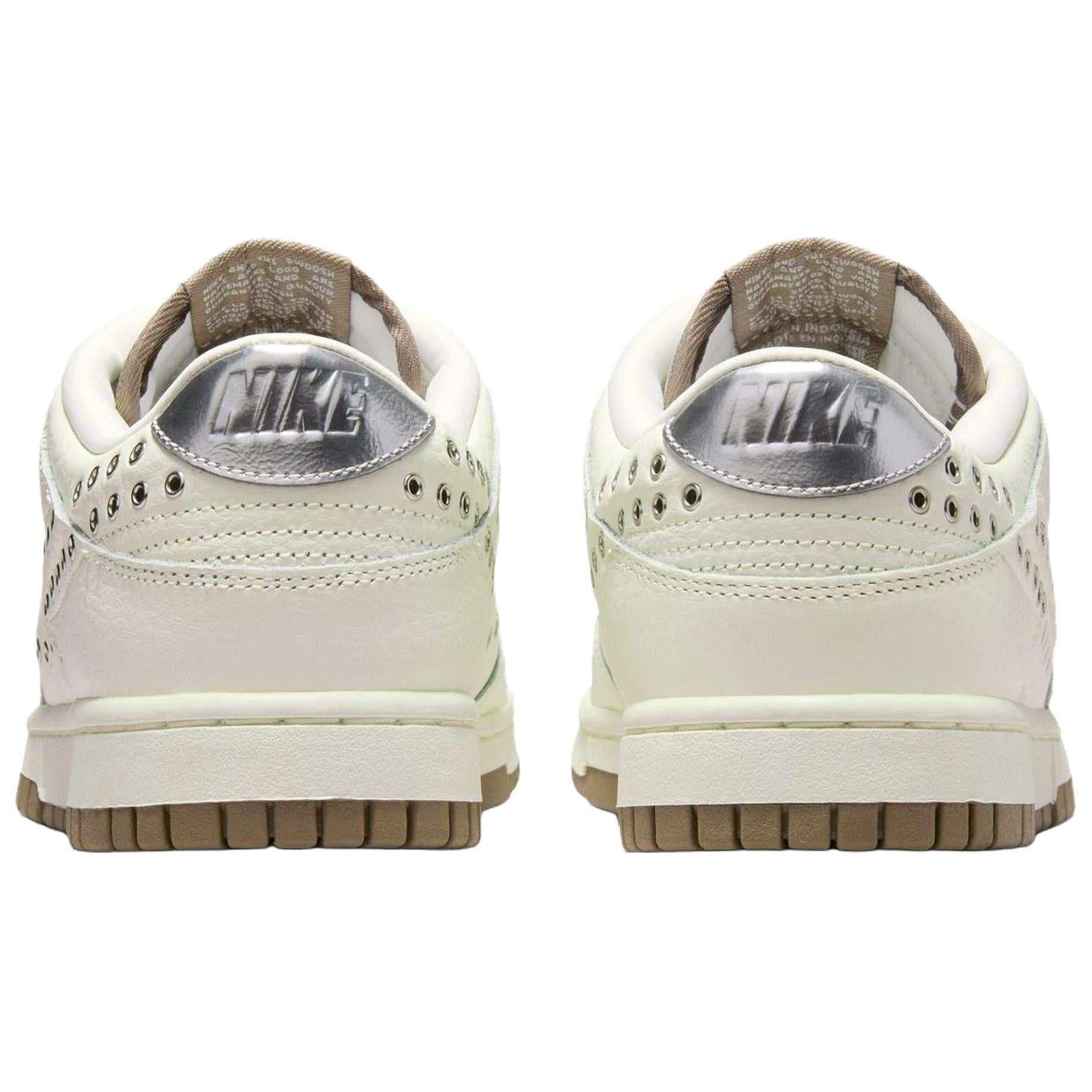 The rear view showcases Nike Shoes details, combining the حذاء نايك الأصلي مع ميزات سنيكرز Dunk Low بتصميم Grommets ولون Sail وجودة شوز نايك وتشكيلة nike schuhe.