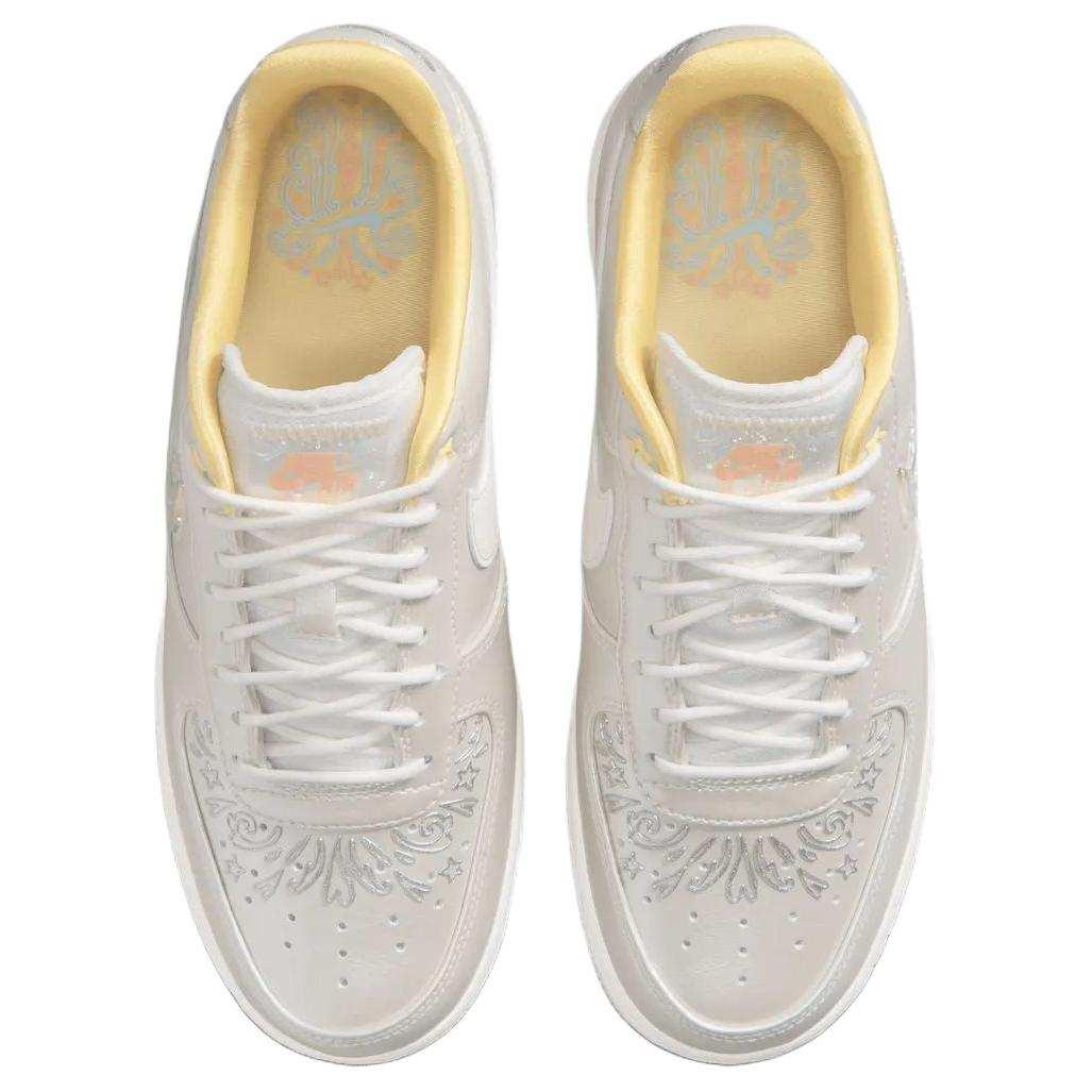 The top view showcases Nike Shoes details, combining the حذاء نايك الأصلي مع ميزات حذاء نايكي اير فورس 1 فضي وذهبي | Nike Air Force 1 Silver Gold وجودة شوز نايك وتشكيلة nike schuhe.