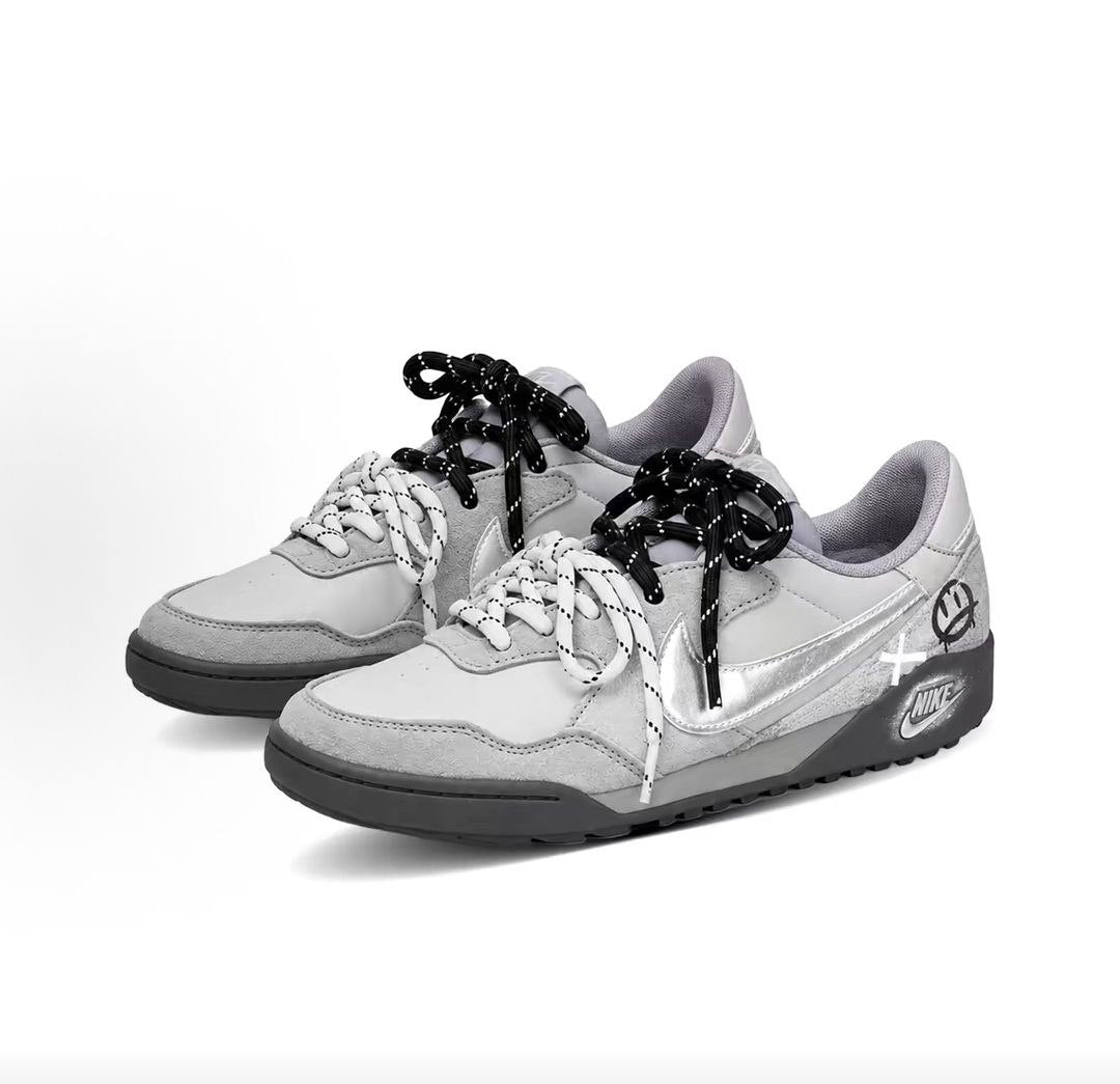 The angled perspective highlights Nike Shoes craftsmanship, showcasing the حذاء نايك الأصلي مع حذاء نايكي كاجوال رمادي | Nike Casual Grey ضمن أفضل موديلات شوز نايك وتصاميم nike schuhe.