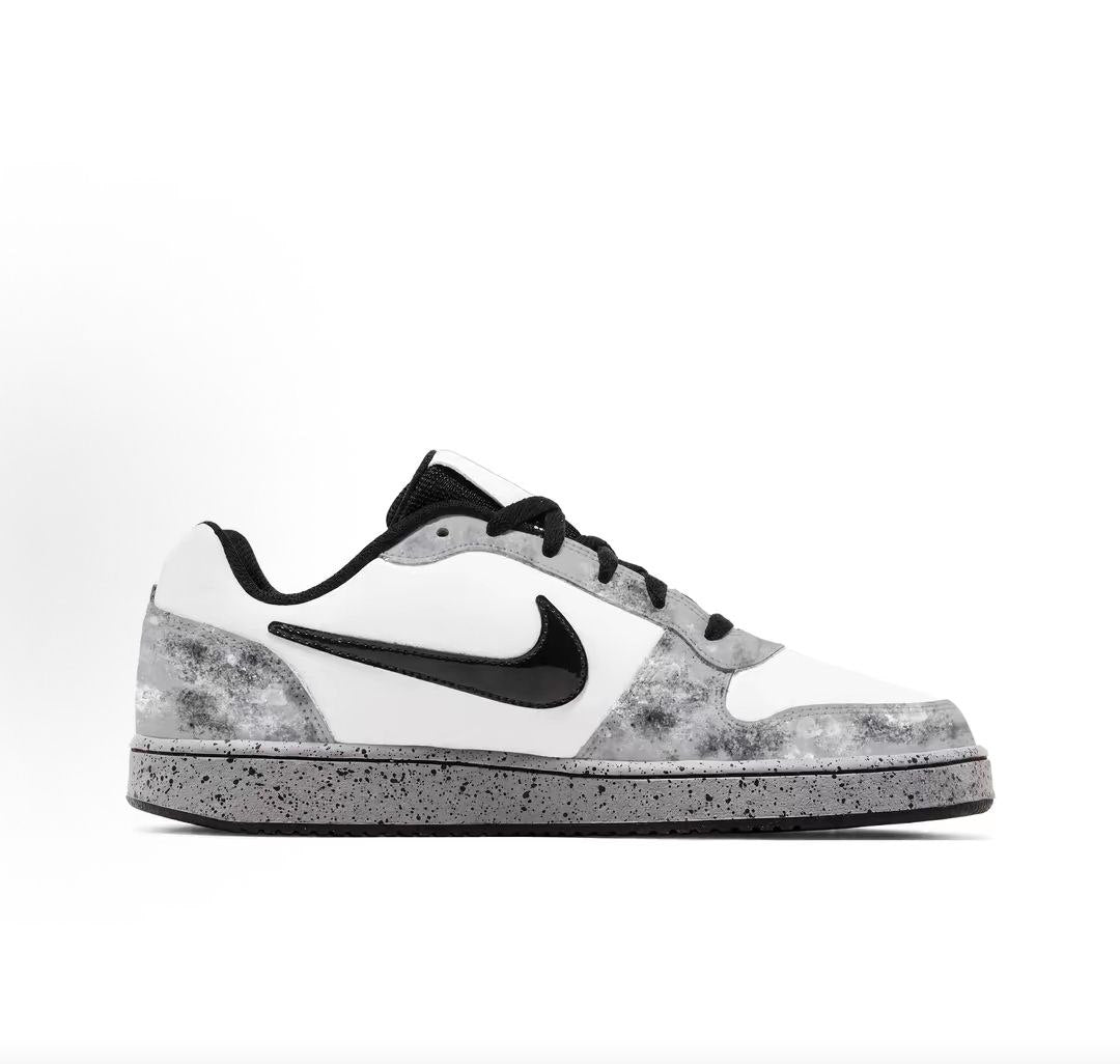 The angled perspective highlights Nike Shoes craftsmanship, showcasing the حذاء نايك الأصلي مع حذاء نايكي مون رمادي وأبيض | Nike Moon Grey & White ضمن أفضل موديلات شوز نايك وتصاميم nike schuhe.