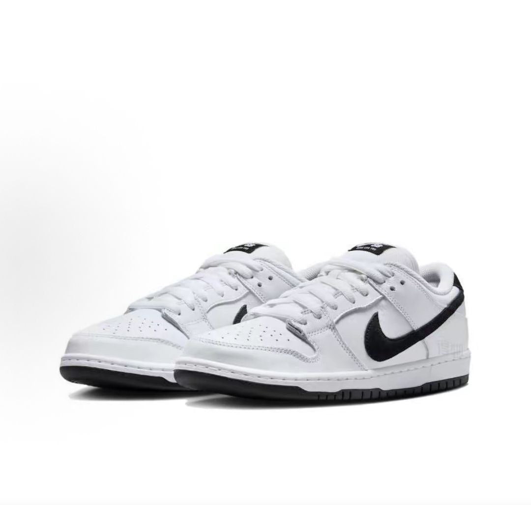 The angled perspective highlights Nike Shoes craftsmanship, showcasing the حذاء نايك الأصلي مع حذاء نايكي SB دنك أبيض وأسود | Nike SB Dunk Low White Black ضمن أفضل موديلات شوز نايك وتصاميم nike schuhe.