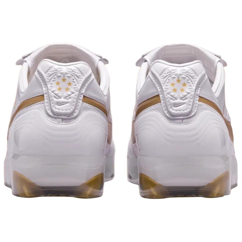 The rear view showcases Nike Shoes details, combining the حذاء نايك الأصلي مع ميزات حذاء نايكي تيمبو R10 أبيض وذهبي | Nike Tiempo R10 White Gold وجودة شوز نايك وتشكيلة nike schuhe.