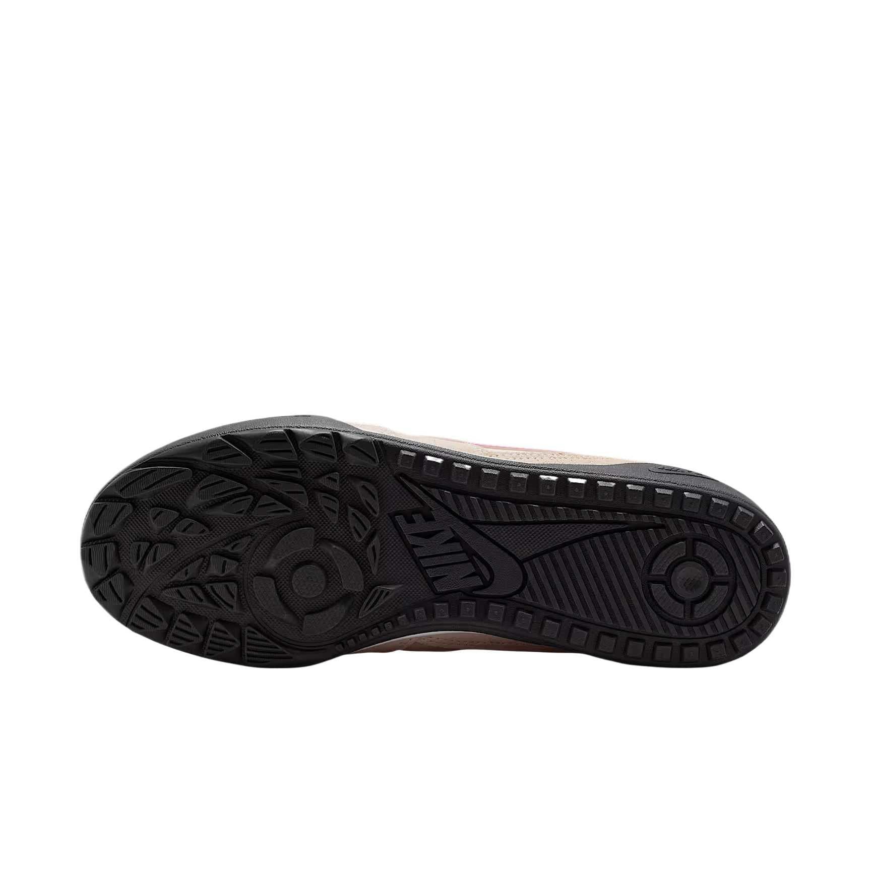 Inspect the durable outsole of Nike Shoes and حذاء نايك الأصلي الذي يضمن راحة شوز نايك، مع ميزات حذاء نايكي نسائي بيج ووردي | Nike Beige & Pink ومواصفات nike schuhe.
