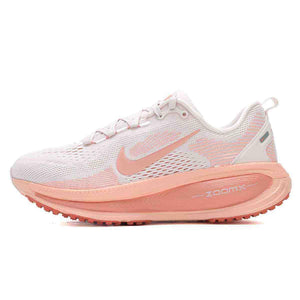 When looking for modern running styles, Nike Shoes feature the amazing حذاء Nike Vomero 18 للجري للنساء لون وردي ناعم مع روعة حذاء نايك الأصلي للوثوقية، إلى جانب تصاميم شوز نايك ومواصفات nike schuhe.