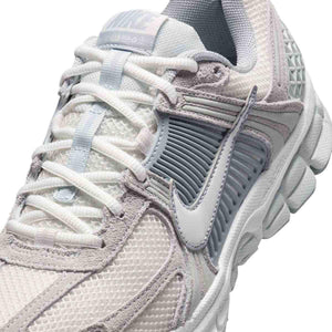 Experience everyday comfort with Nike Shoes and حذاء نايك الأصلي، مما يقدم أفضل خيارات شوز نايك مع حذاء رياضي Vomero 5 رمادي فاتح بتفاصيل عاكسة وتصاميم nike schuhe.