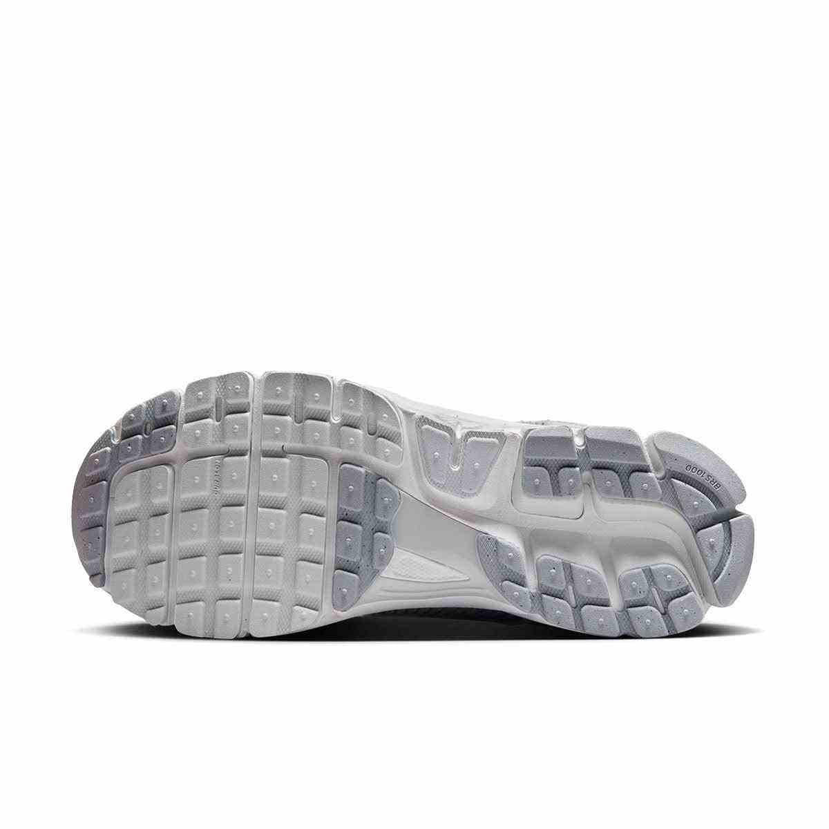 Inspect the durable outsole of Nike Shoes and حذاء نايك الأصلي الذي يضمن راحة شوز نايك، مع ميزات حذاء رياضي Vomero 5 رمادي فاتح بتفاصيل عاكسة ومواصفات nike schuhe.