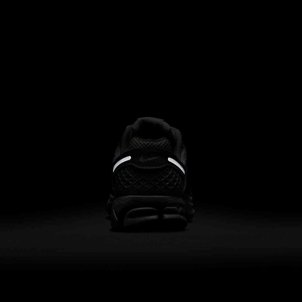Showcasing the reflective features of Nike Shoes and حذاء نايك الأصلي، مما يعزز أمان شوز نايك عبر حذاء رياضي Vomero 5 رمادي فاتح بتفاصيل عاكسة ومواصفات nike schuhe.