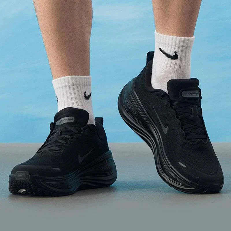 The action shot highlights Nike Shoes craftsmanship, showcasing the حذاء نايك الأصلي مع حذاء Nike Vomero Plus أسود للجري ضمن أفضل موديلات شوز نايك وتصاميم nike schuhe.