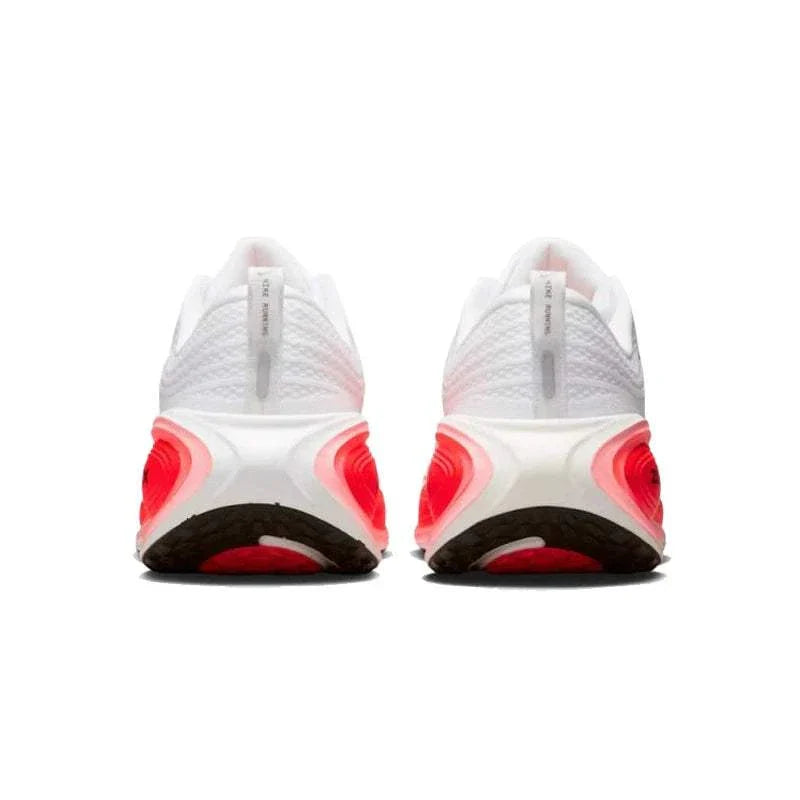 Enjoy the superior comfort of Nike Shoes featuring حذاء Nike Vomero Plus للجري على الطرق للرجال لون مرجاني مع موثوقية حذاء نايك الأصلي وأناقة شوز نايك وضمن تصاميم nike schuhe.