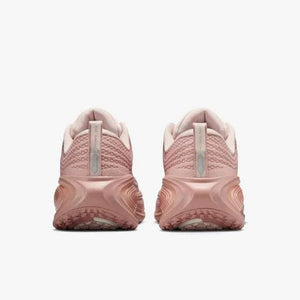 The rear view showcases Nike Shoes and حذاء نايك الأصلي، مع راحة شوز نايك وتفاصيل حذاء Nike Vomero Plus للجري على الطرق للنساء ولمسات nike schuhe.