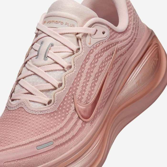 Highlighting the intricate details of Nike Shoes and حذاء نايك الأصلي، مع روعة شوز نايك وتصميم حذاء Nike Vomero Plus للجري على الطرق للنساء وضمن تصاميم nike schuhe.