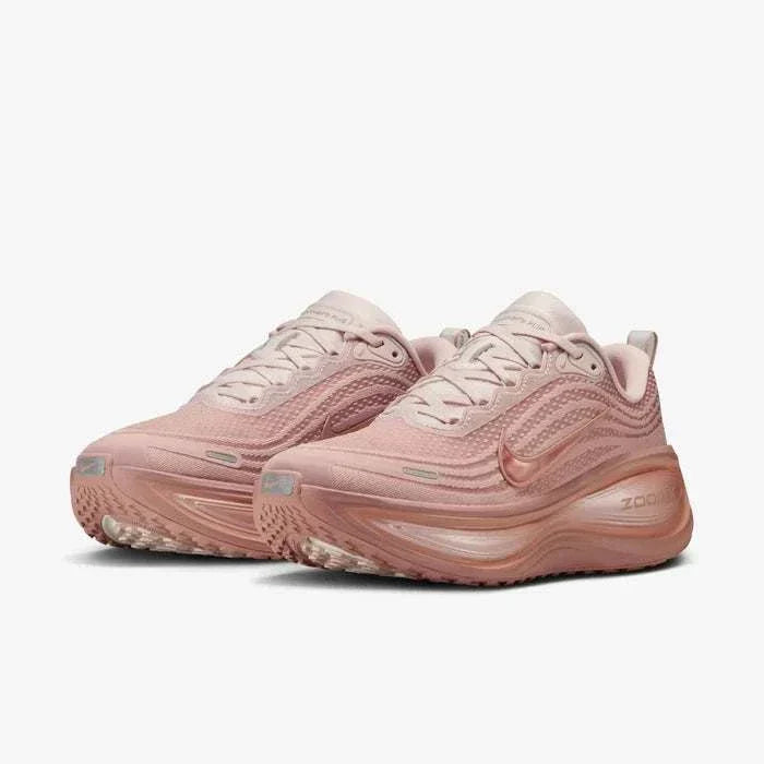 Explore the dynamic features of Nike Shoes and حذاء نايك الأصلي ضمن تشكيلة شوز نايك التي تتضمن حذاء Nike Vomero Plus للجري على الطرق للنساء وتصميم nike schuhe