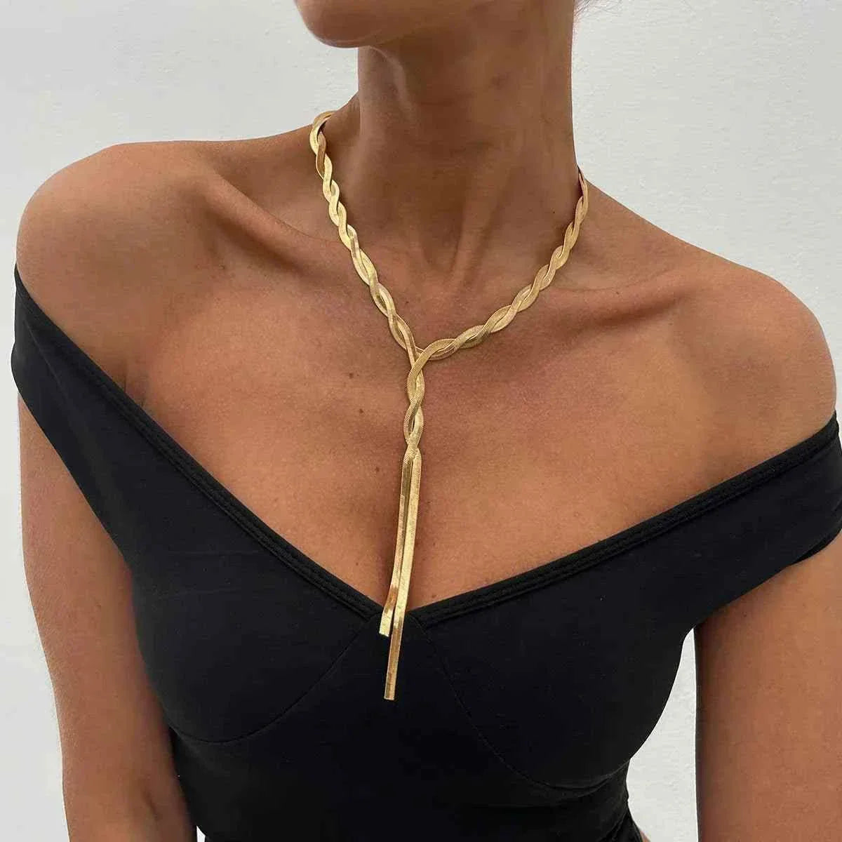 طقم عقد وأقراط Snake Chain بتصميم عصري ذهبي وفضي.