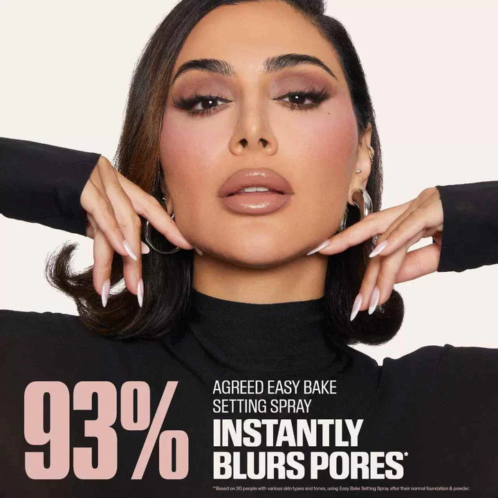 بخاخ Huda Beauty إيزي بيك لتثبيت المكياج، يخفي المسام فورًا بنسبة 93%، تثبيت يدوم 16 ساعة، يندمج بسلاسة، مناسب لمختلف أنواع البشرة.