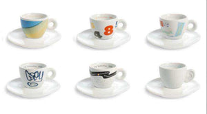 طقم أكواب Espresso من illy بتصاميم فنية متنوعة.