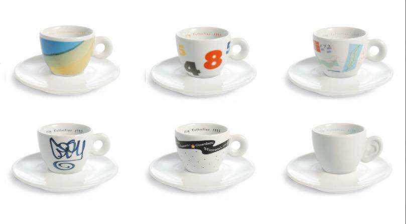 طقم أكواب Espresso من illy بتصاميم فنية متنوعة.