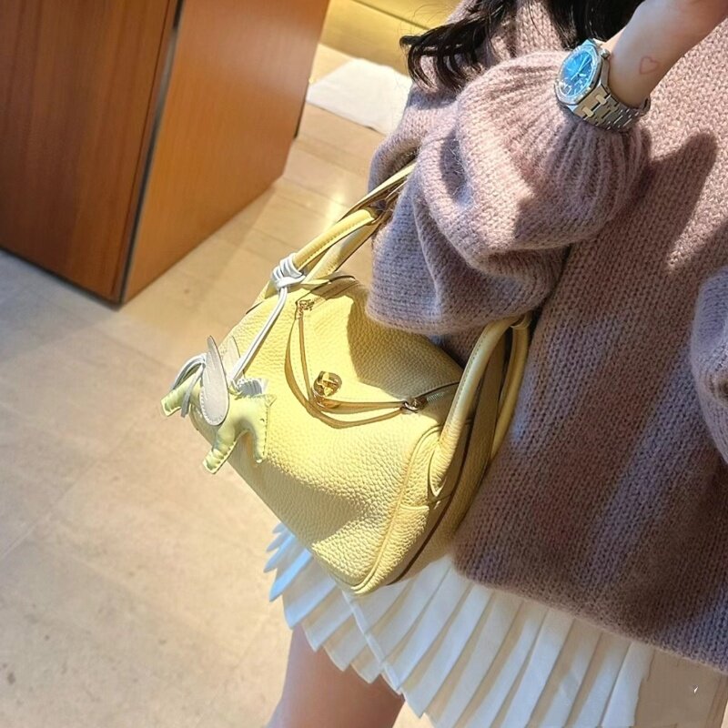 حقيبة يد نسائية فاخرة بتصميم Lindy بلون أصفر أنيق