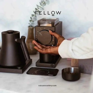 مطحنة قهوة Fellow Ode Gen 2 - تصميم دقيق بلون أسود وأبيض.
