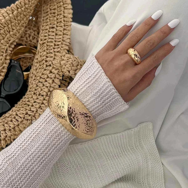 إسوارة نسائية بتصميم موجة هندسية ذهبية عصرية بأسلوب هيب هوب كات ووك للبس يومي وخروجات فاشون جريئة