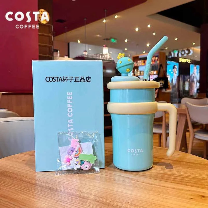 كوب حراري بألوان مبهجة من Costa Coffeeالصور تعرض مجموعة أكواب حرارية من علامة “Costa Coffee” بتصاميم مبهجة وألوان مشرقة مثل الأزرق، الوردي، الأخضر، والأصفر. تأتي الأكواب مع مقبض مريح وغطاء مع شفاطة مرنة،اكواب كوستاCostaرفعةكوب حراري بألوان مبهجة من Costa Coffee