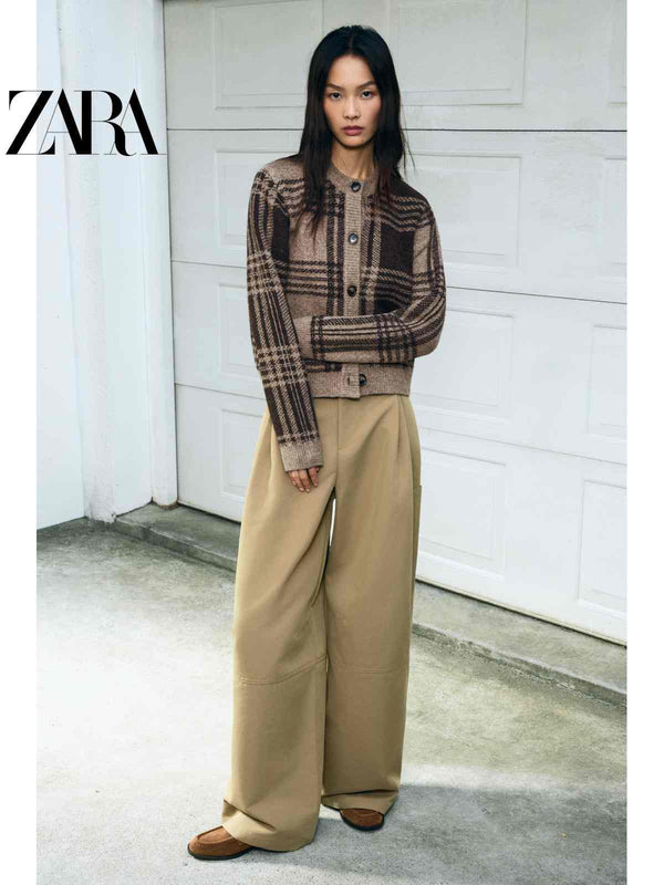 ZARA كارديجان نسائي كارو كاجوال بأزرار أمامية وتصميم مريح بنقشة مربعات بنية وكريم.
