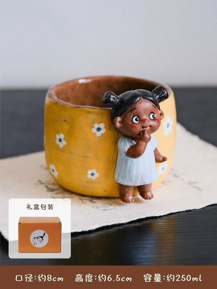 كوب قهوة ييفانغ يدوي من الطين الخزفي مع تمثال فتاة صغير وتصميم أصفر مزهر بسعة 250 مل