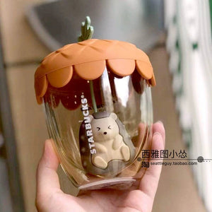 مج Starbucks بتصاميم كرتونية لطيفة وغطاء مميز.