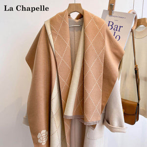 شال نسائي شتوي من La Chapelle بلون الكاكي مع الكريمي ونقشة زهرية، منظر أمامي
