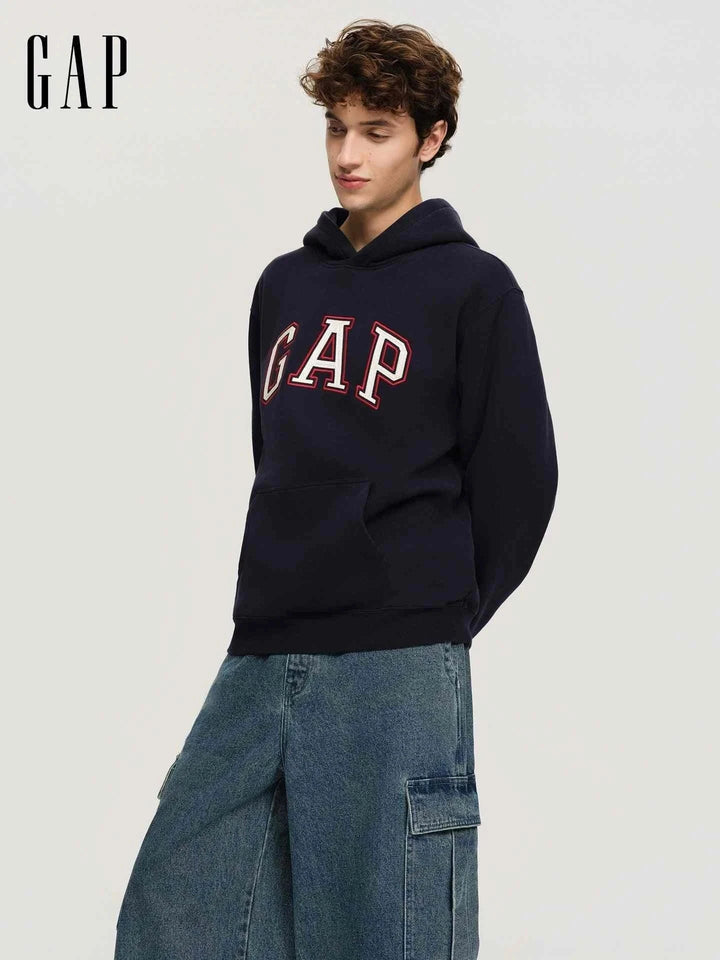 رجل يرتدي Gap هودي أصلي كاجوال كلاسيكي أسود مع شعار GAP أمامي