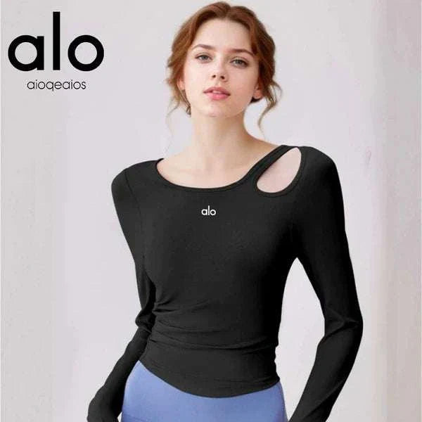 توب رياضي أسود بأكمام طويلة وتصميم قاطع وحشوة صدر مدمجة من alo clothing