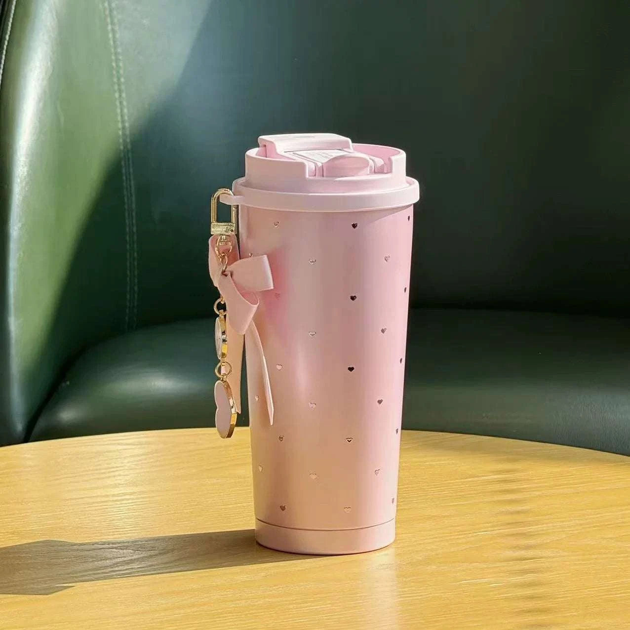 كوب Starbucks Tumbler وردي بنقشة قلوب وفيونكة أنيقة.
