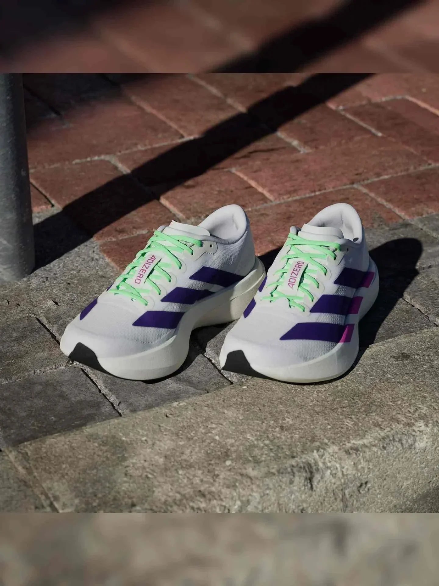 Adidas | أديداس حذاء جري فائق الخفة بتصميم سباق للرجال والنساء.
