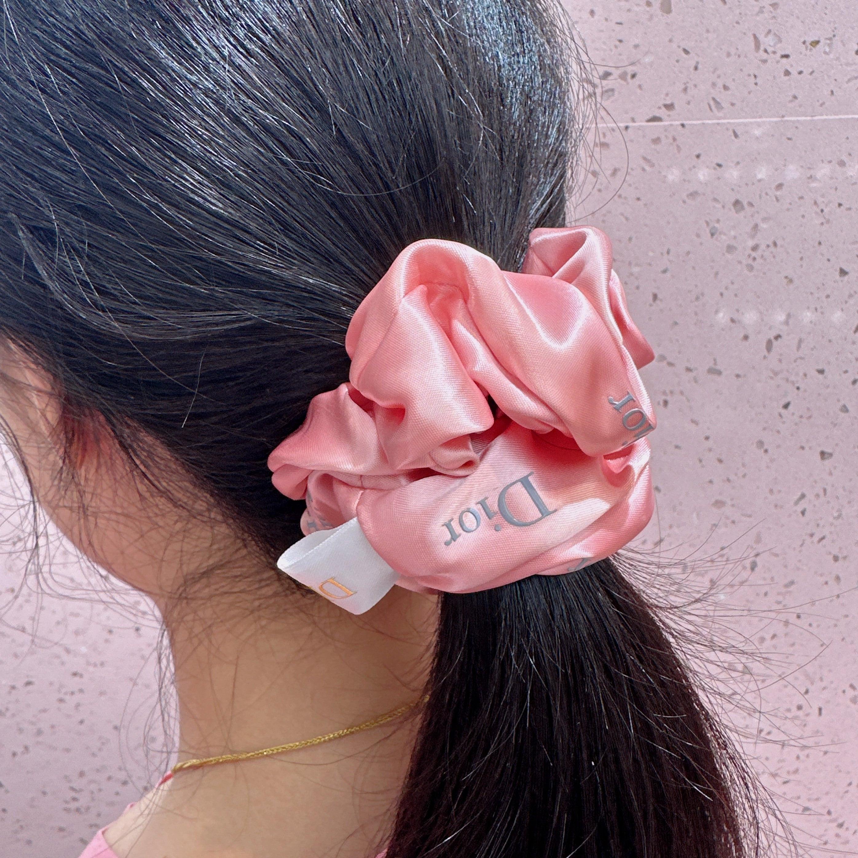 ربطة شعر Scrunchie بتصميم Dior الفاخر - ألوان متعددة.